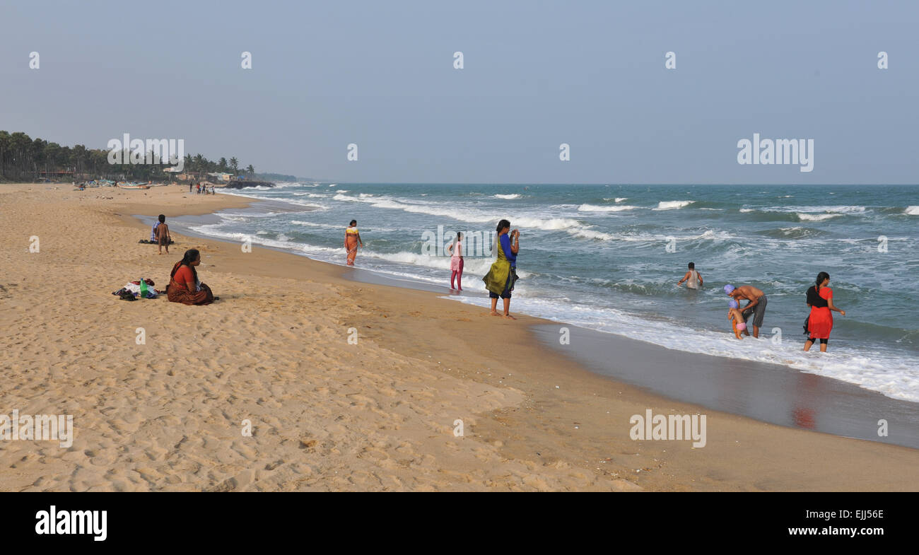Dimanche temps dans la sérénité plage près de Pondicherry, Tamil Nadu, Inde. Banque D'Images