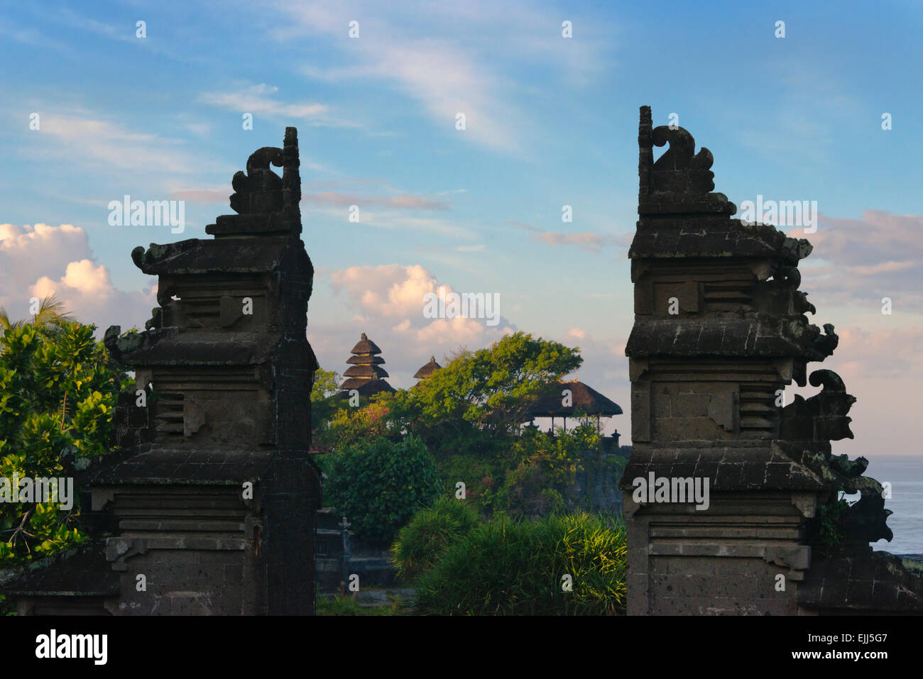 Tanah Lot au lever du soleil. L'île de Bali, Indonésie Banque D'Images