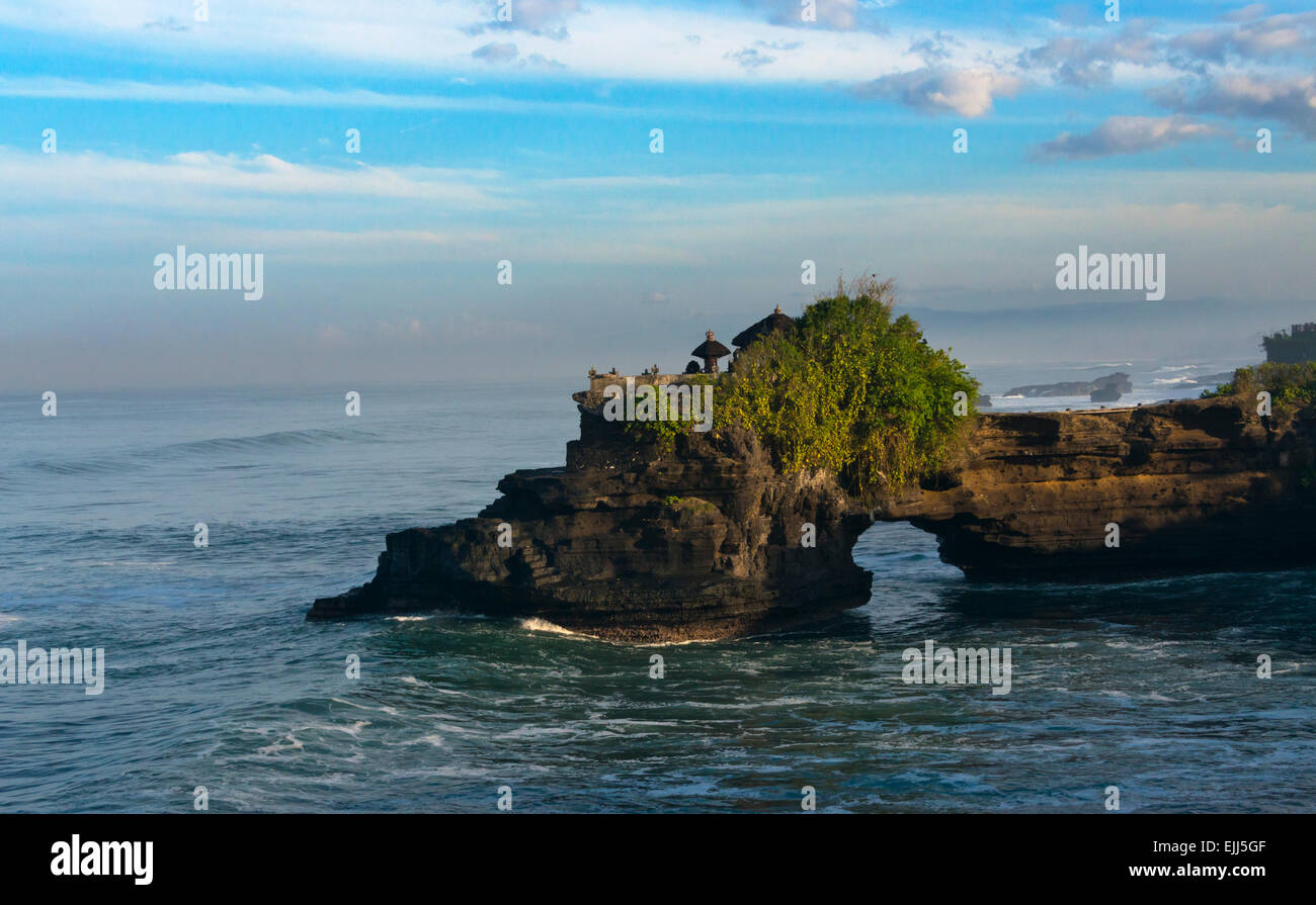 Tanah Lot au lever du soleil. L'île de Bali, Indonésie Banque D'Images