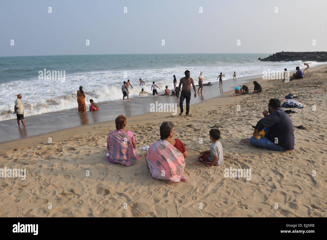 Dimanche temps dans la sérénité plage près de Pondicherry, Tamil Nadu, Inde. Banque D'Images