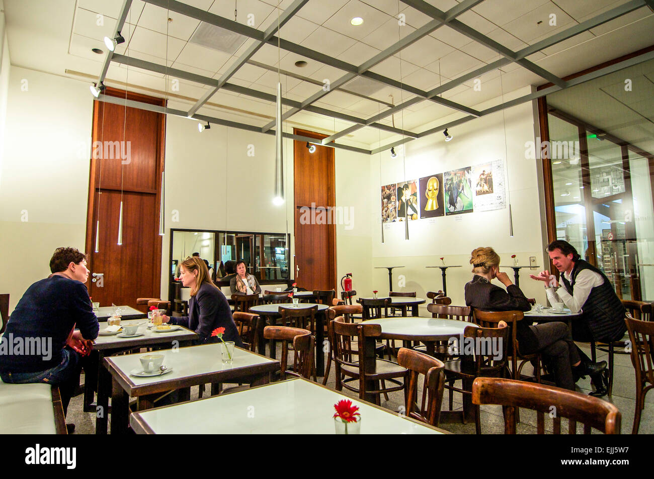 Diners bénéficiant d''un déjeuner dans un quartier de Berlin, Allemagne cafe. Banque D'Images