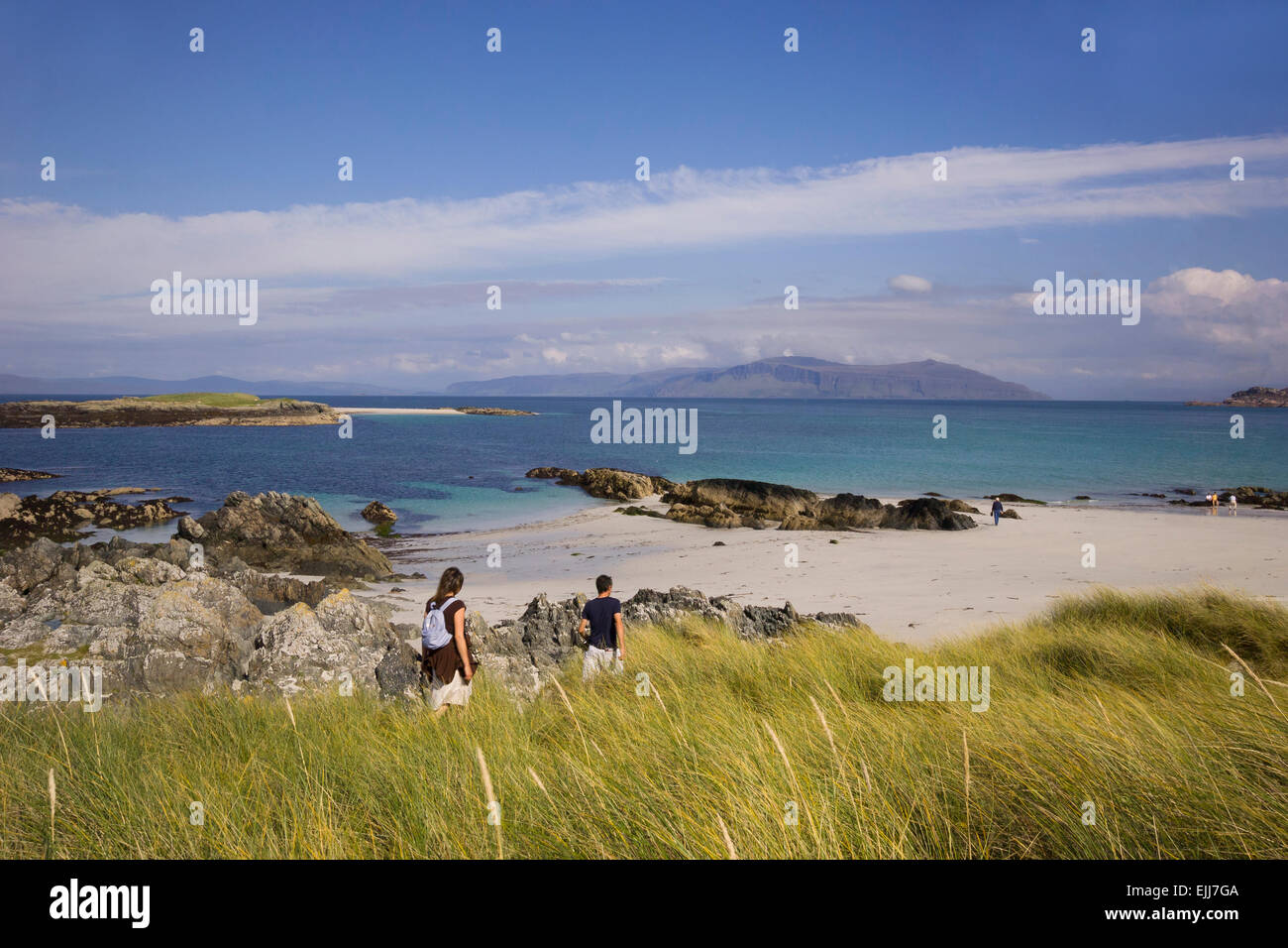 Jeune couple strolling on beach at iona l'exploration de la mer sur la belle journée d'été Banque D'Images