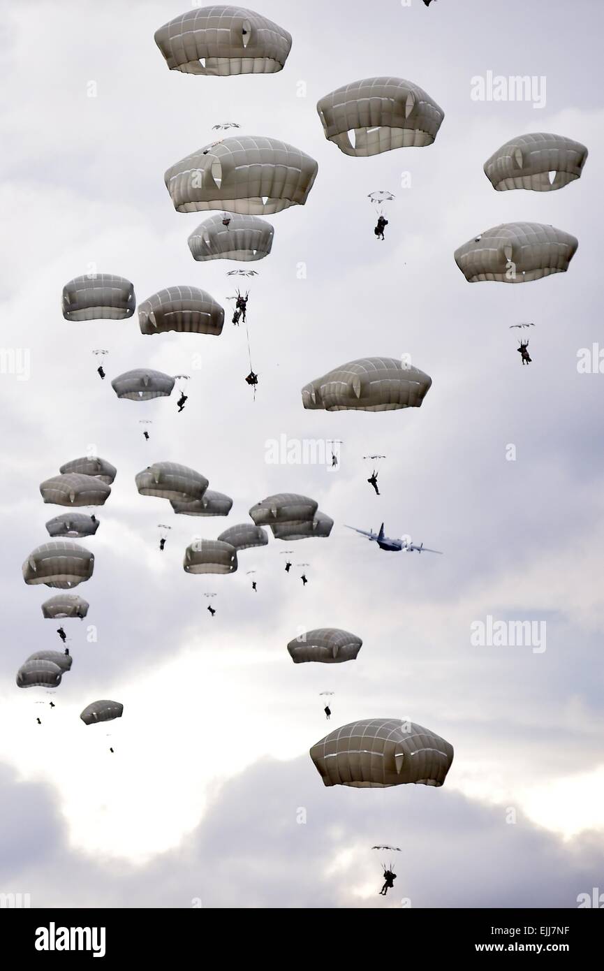 US Army Airborne un saut de parachutistes à entrée forcée sur l'aérolargage Malemute drop zone at Joint Base Elmendorf-Richardson, 18 mars 2015 en Alaska. Banque D'Images