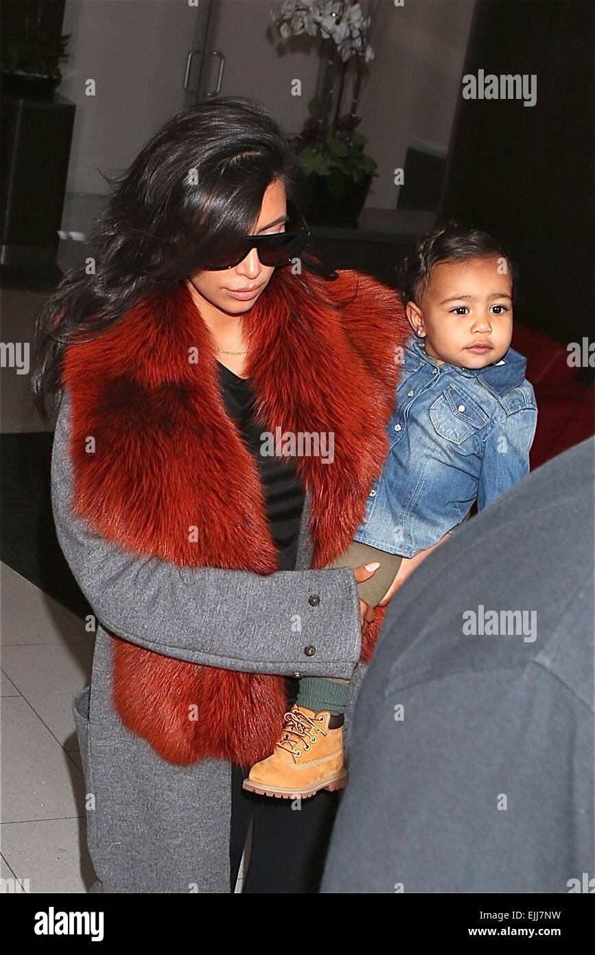 Kim Kardashian et sa petite fille à l'ouest du nord arrivent à l'Aéroport  International de Los Angeles. Le port de lunettes de soleil et un Kim  collier fourrure manteau. Avec : Kim