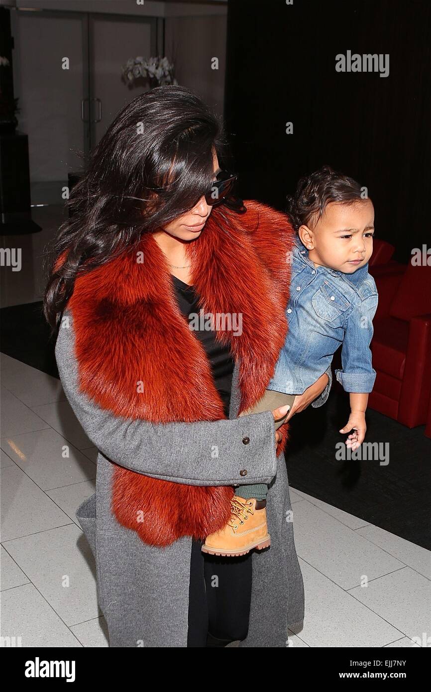 Kim Kardashian et sa petite fille à l'ouest du nord arrivent à l'Aéroport  International de Los Angeles. Le port de lunettes de soleil et un Kim  collier fourrure manteau. Avec : Kim