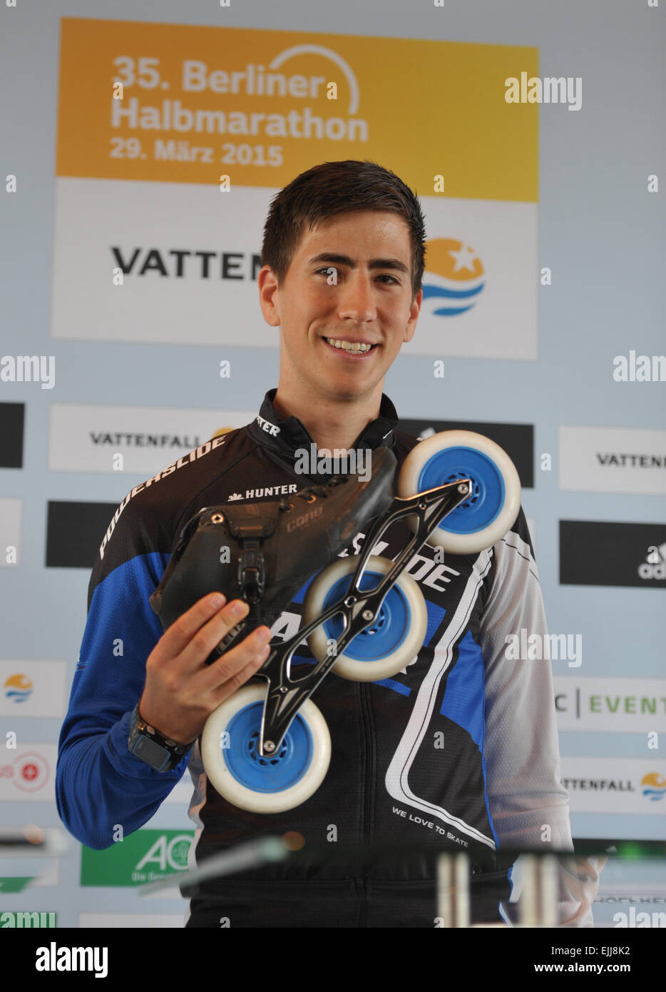 Vainqueur de la 34e demi-marathon de Berlin, l'allemand en ligne skater Felix Rijhnen prend part à une conférence de presse pour le demi-marathon de Berlin, 27 mars 2015. Il présente le nouveau design rollers avec seulement 3 roues, qu'il va utiliser pour la première fois à Berlin le dimanche. Le demi-marathon aura lieu le 29 mars 2015. Photo : Roland Popp/DPA - AUCUN FIL SERVICE - Banque D'Images