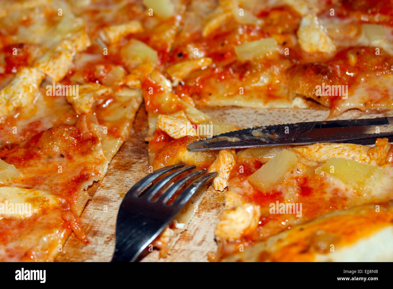 Coupe De Pizza Sur L'assiette Avec Cuillère Et Fourchette Sur Fond De Table  En Bois Photo stock - Image du personne, international: 158636072