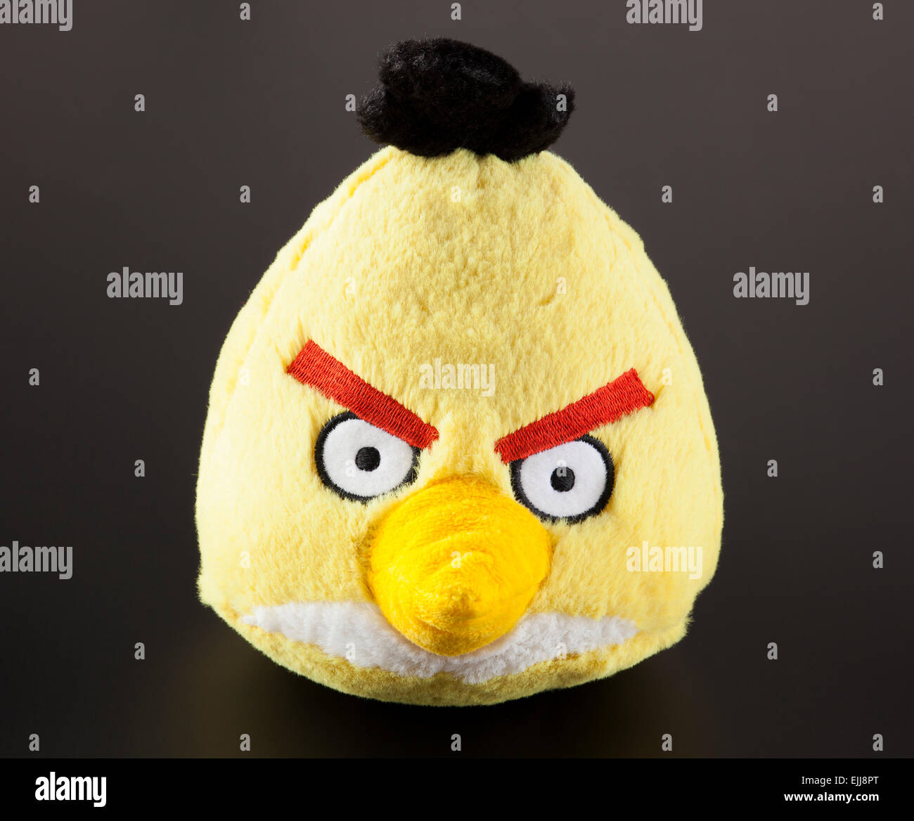 Yellow angry birds soft toy Banque de photographies et d'images à haute  résolution - Alamy