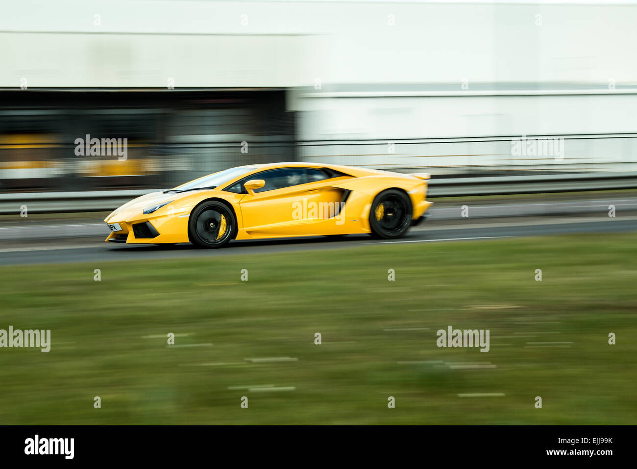 Lamborghini Aventador jaune voyageant le long de la route à l'ouest de Kingsway à Dundee, Royaume-Uni Banque D'Images