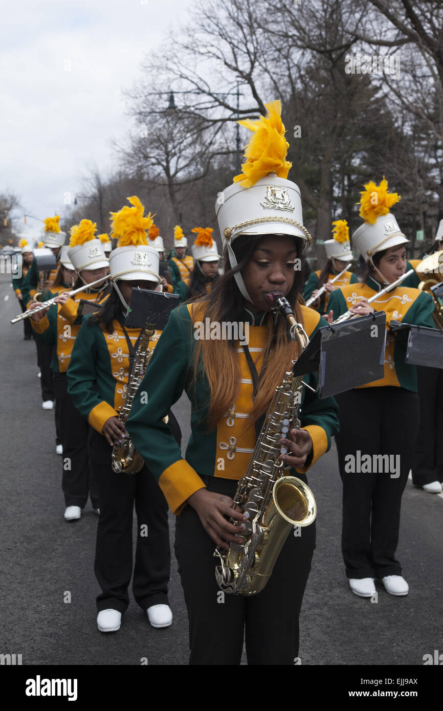 High School Marching Band effectue au défilé de la Saint-Patrick à Park Slope, Brooklyn, New York. Banque D'Images