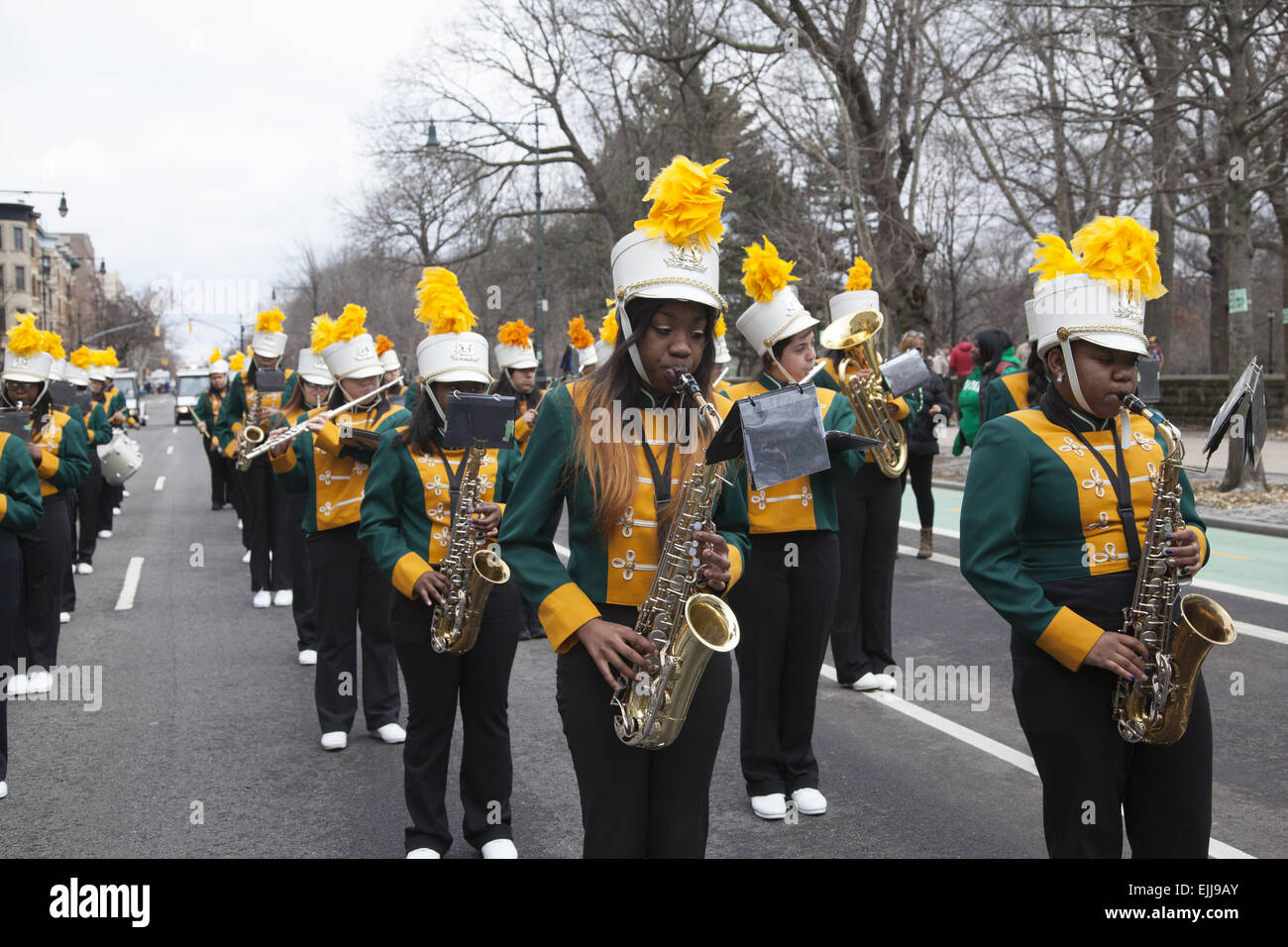 High School Marching Band effectue au défilé de la Saint-Patrick à Park Slope, Brooklyn, New York. Banque D'Images