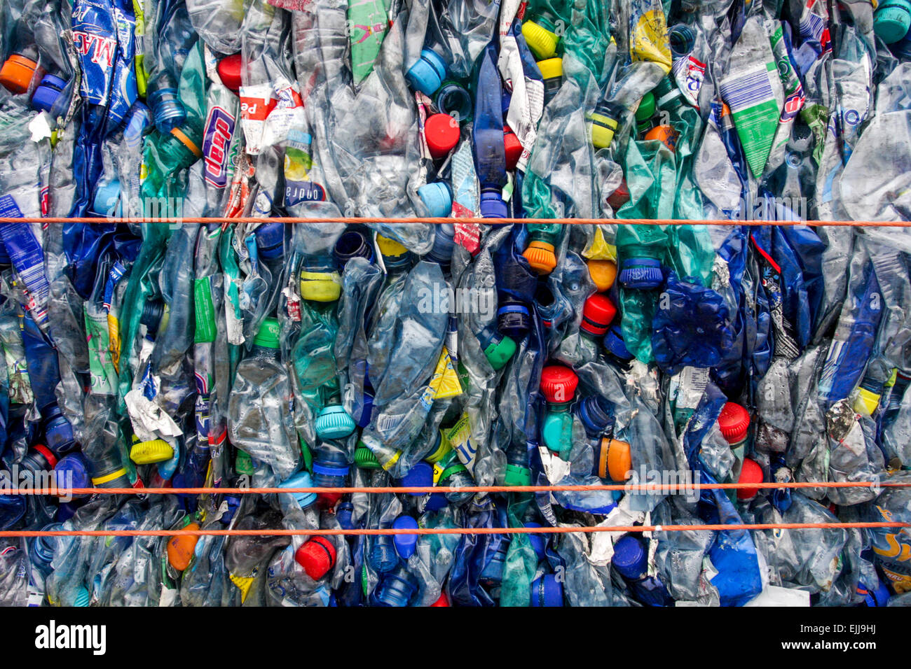 Déchets de bouteilles en plastique aplaties, bouteilles en plastique recyclant les déchets en plastique Banque D'Images