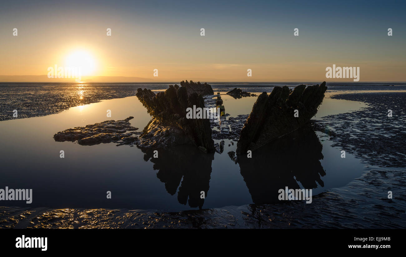 Naufrage du SS Nornen au coucher du soleil sur Chabeuil Sands près de Burnham on Sea, North Somerset, England, UK Banque D'Images