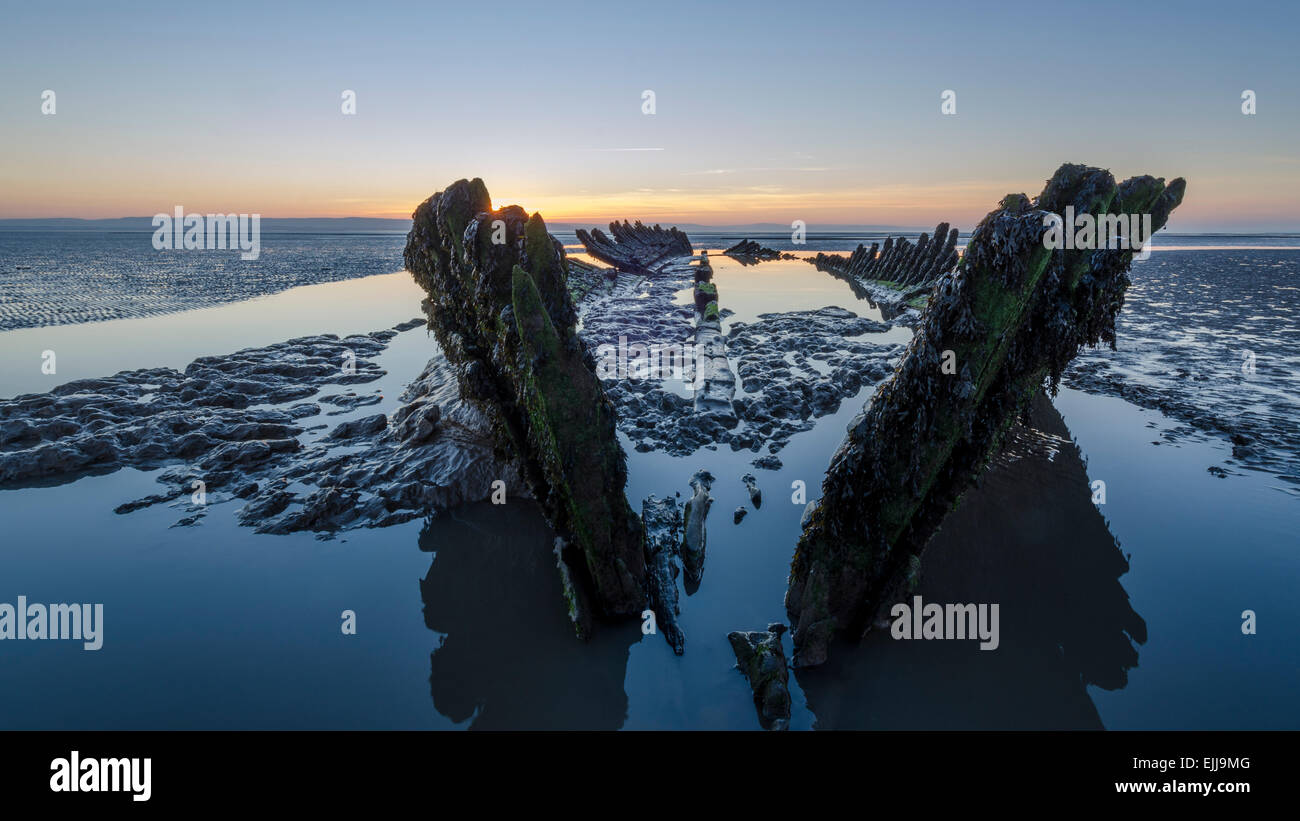 Naufrage du SS Nornen au coucher du soleil sur Chabeuil Sands près de Burnham on Sea, North Somerset, England, UK Banque D'Images