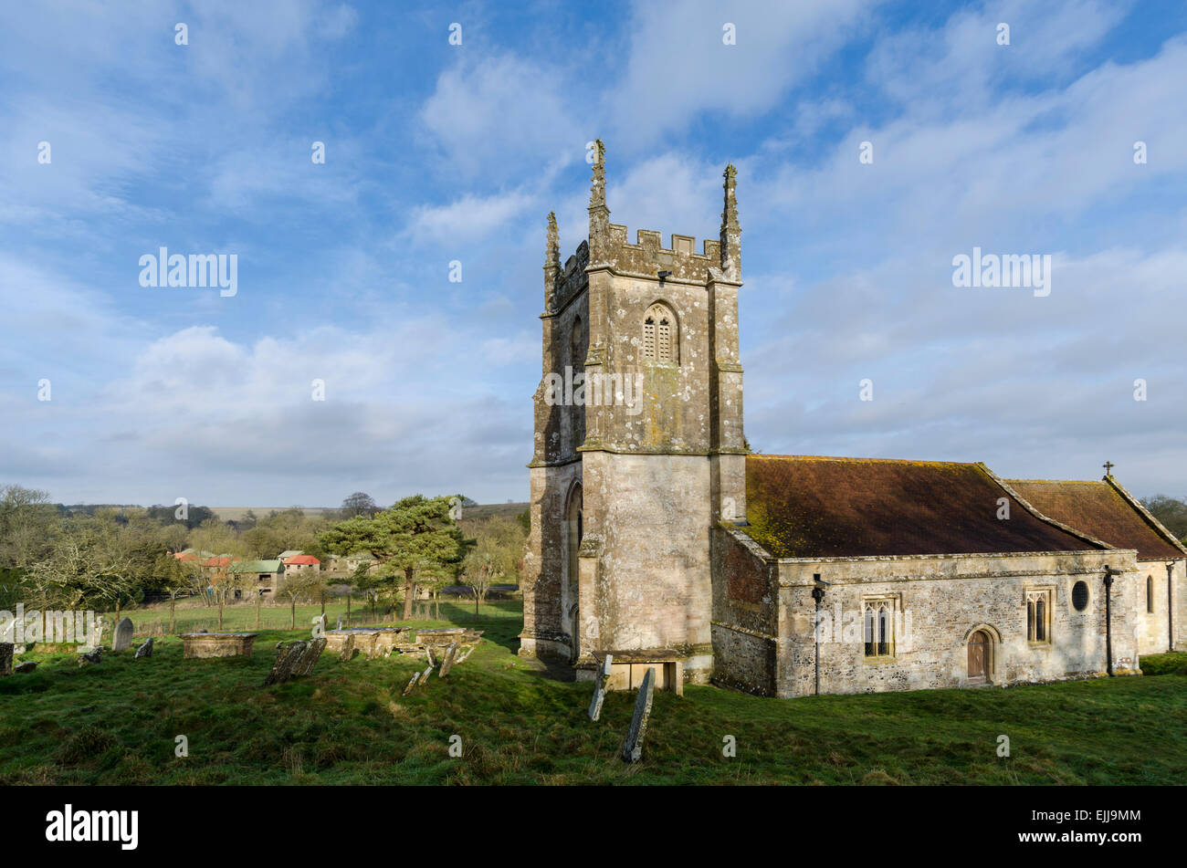 L'église paroissiale de St Giles dans le village fantôme de Imber dans la plaine de Salisbury, Wiltshire, Angleterre, Royaume-Uni. Banque D'Images
