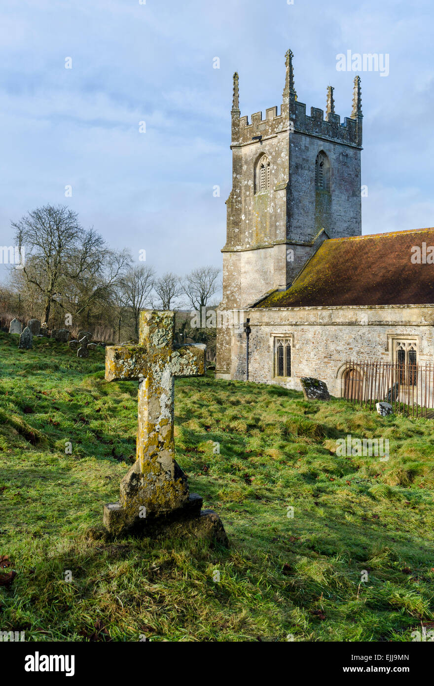 L'église paroissiale de St Giles dans le village fantôme de Imber dans la plaine de Salisbury, Wiltshire, Angleterre, Royaume-Uni. Banque D'Images