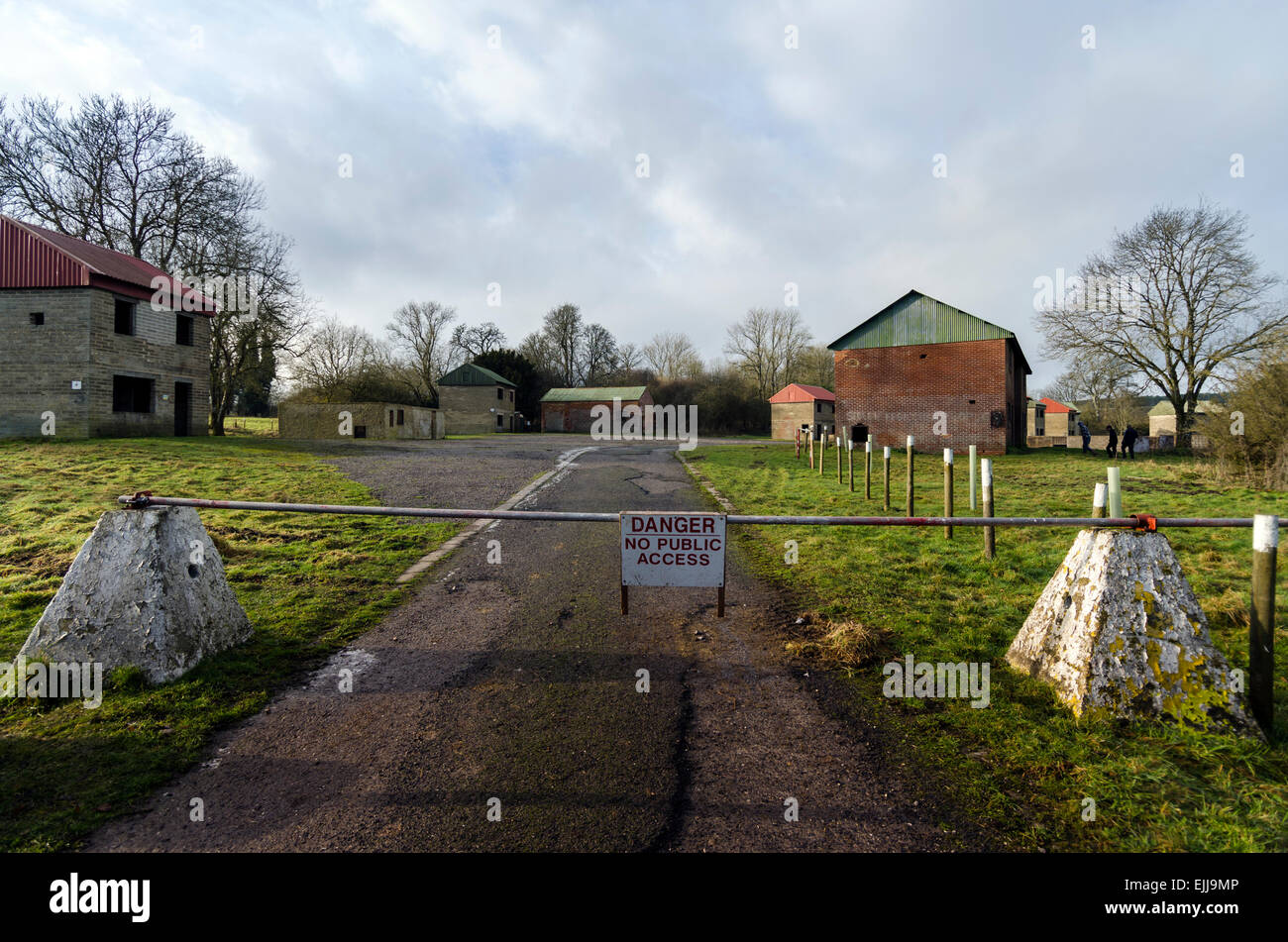 Centre de formation au combat en zone urbaine le village fantôme de Imber dans la plaine de Salisbury, Wiltshire, Angleterre, Royaume-Uni. Banque D'Images