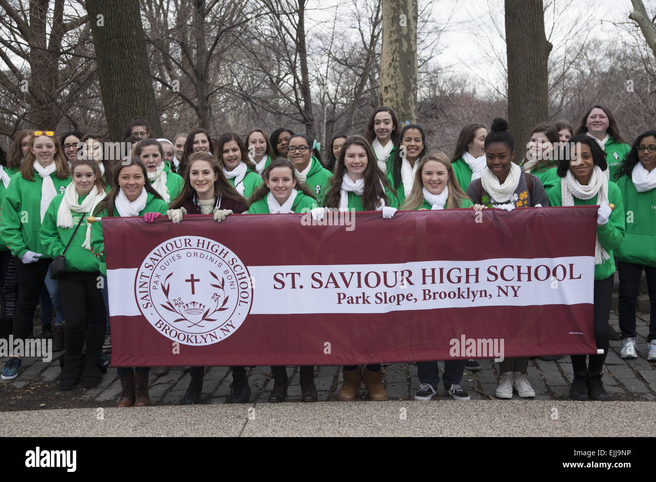 Les jeunes filles de Saint Sauveur High School afficher la bannière de l'école, prête à mars dans le défilé irlandais annuel à Brooklyn, N Banque D'Images