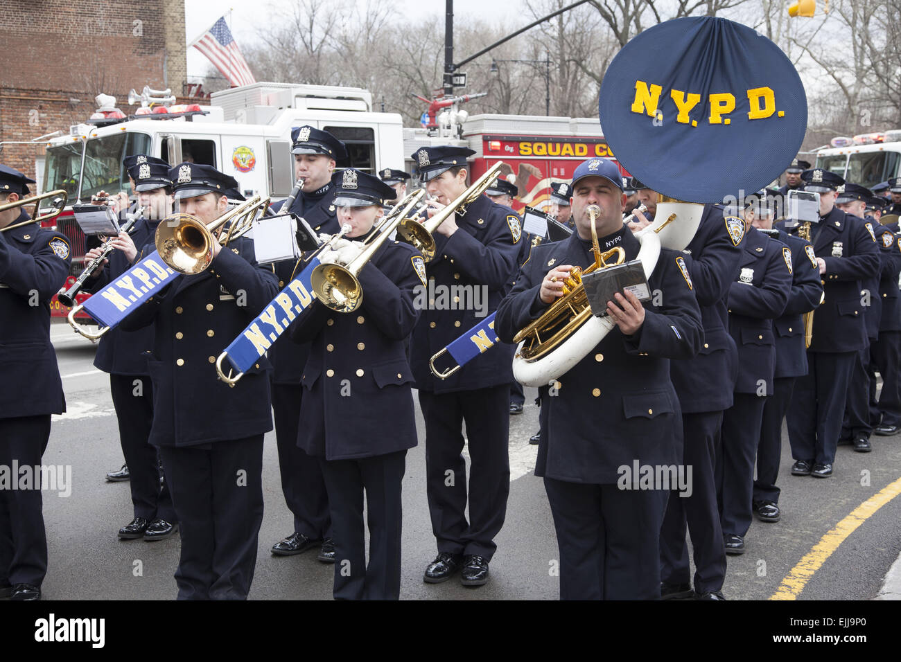 Marching Band de NYPD fonctionne à l'Irish Day Parade à Park Slope, Brooklyn, New York. Banque D'Images
