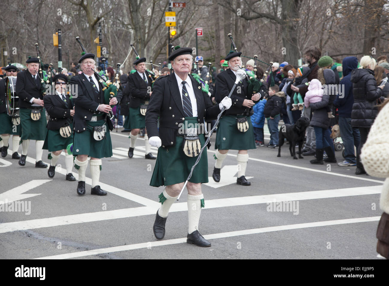 Clann Eireann Pipe Band en mars l'Irish American Parade à Park Slope, Brooklyn, New York. Banque D'Images