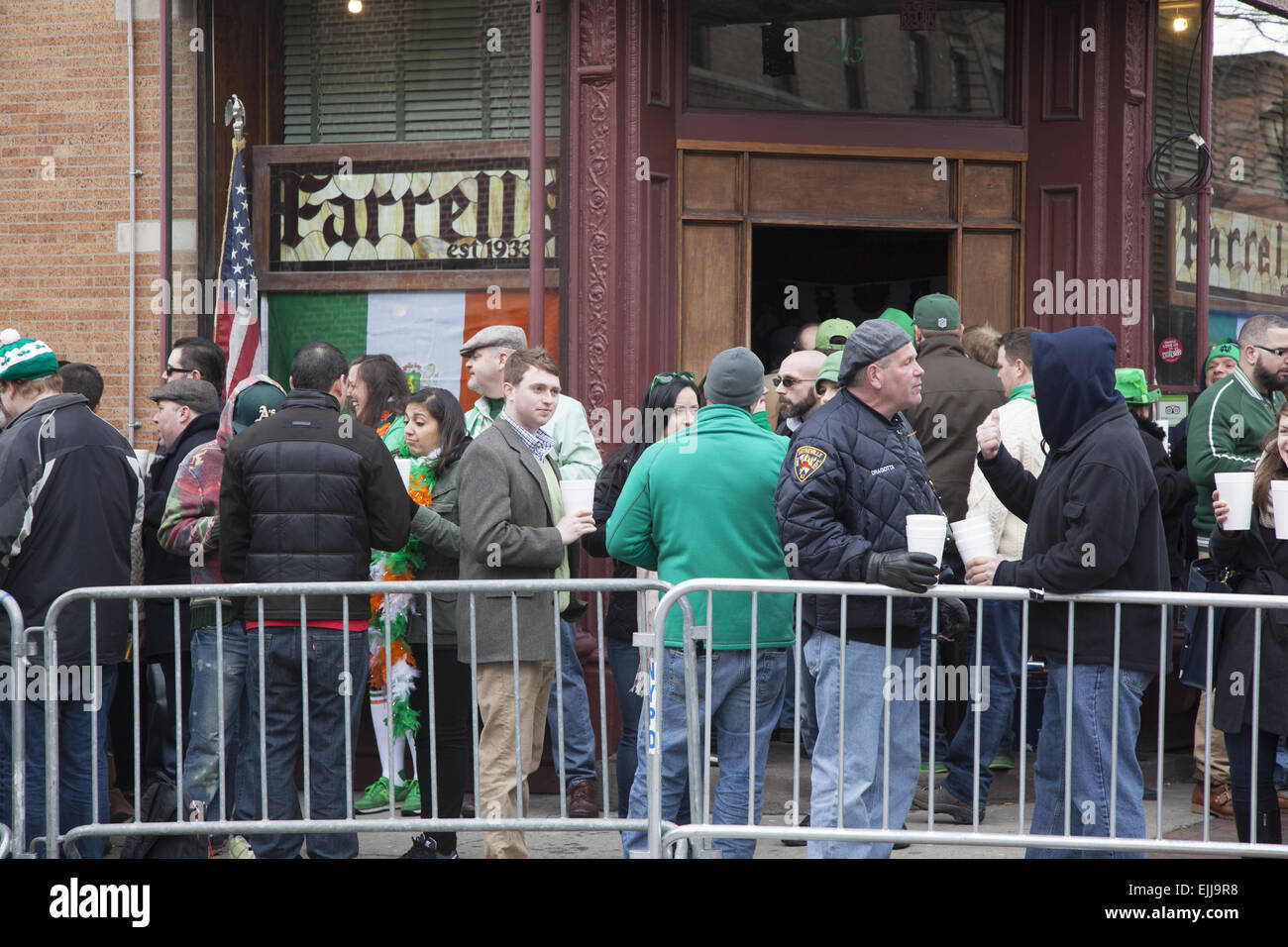 Après la Parade de la fête irlandaise à Park Slope, Brooklyn, les gens se rassemblent à la célèbre vieille Farrell's Bar pour un toast sur Prospect Park W Banque D'Images