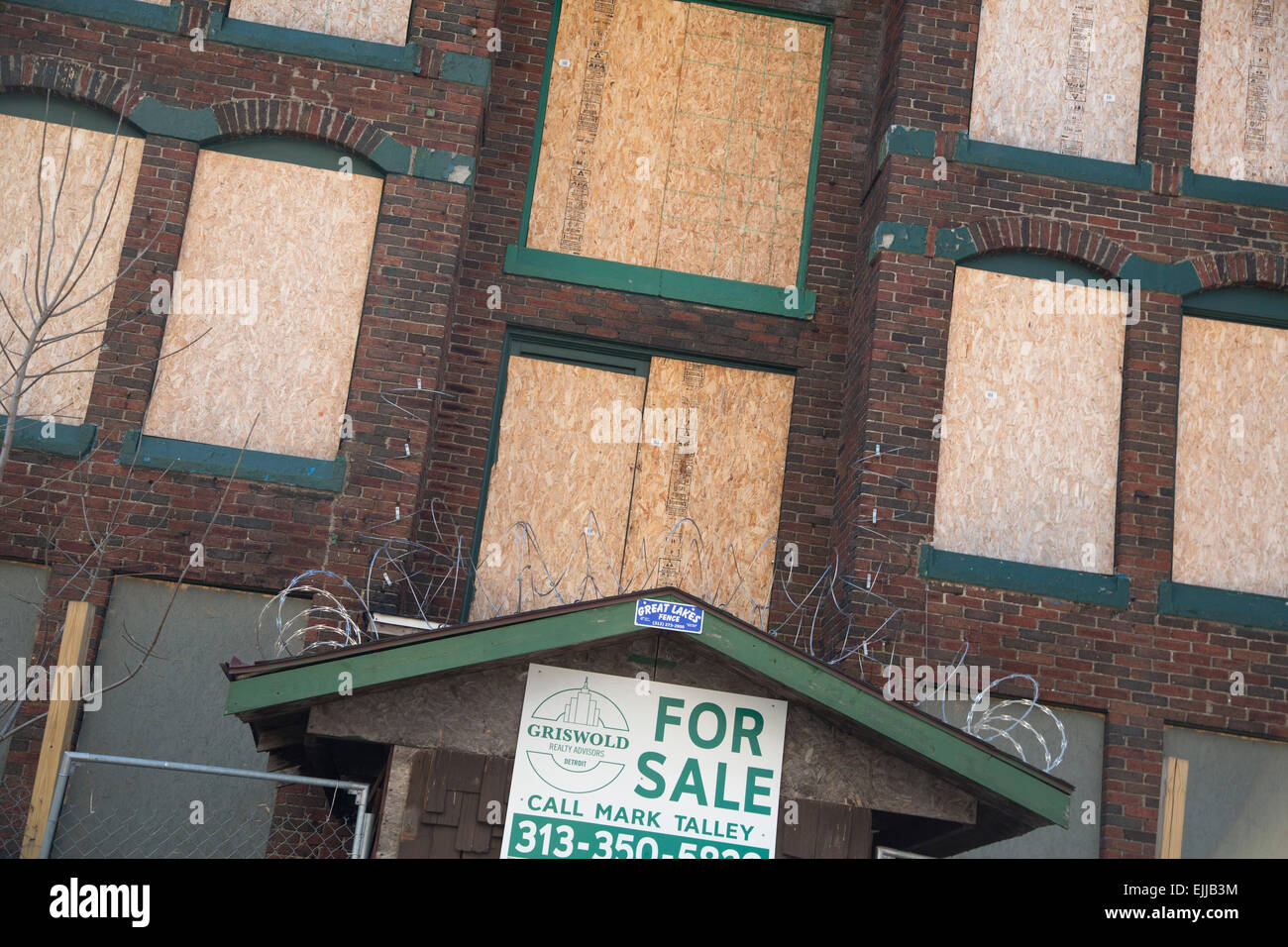 Detroit, Michigan - un poste vacant et est monté à bord de l'immeuble à vendre. Banque D'Images