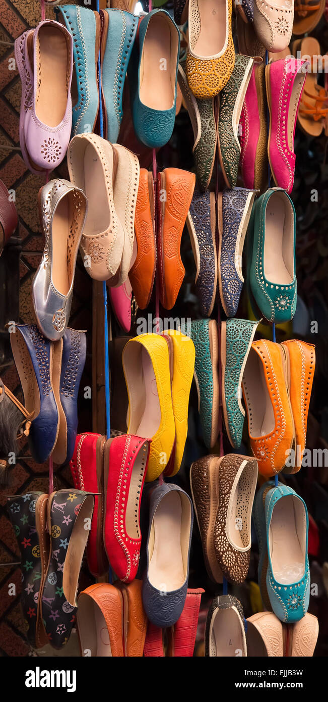 Chaussures en cuir de couleur sur l'écran dans un bazar au Maroc. Banque D'Images