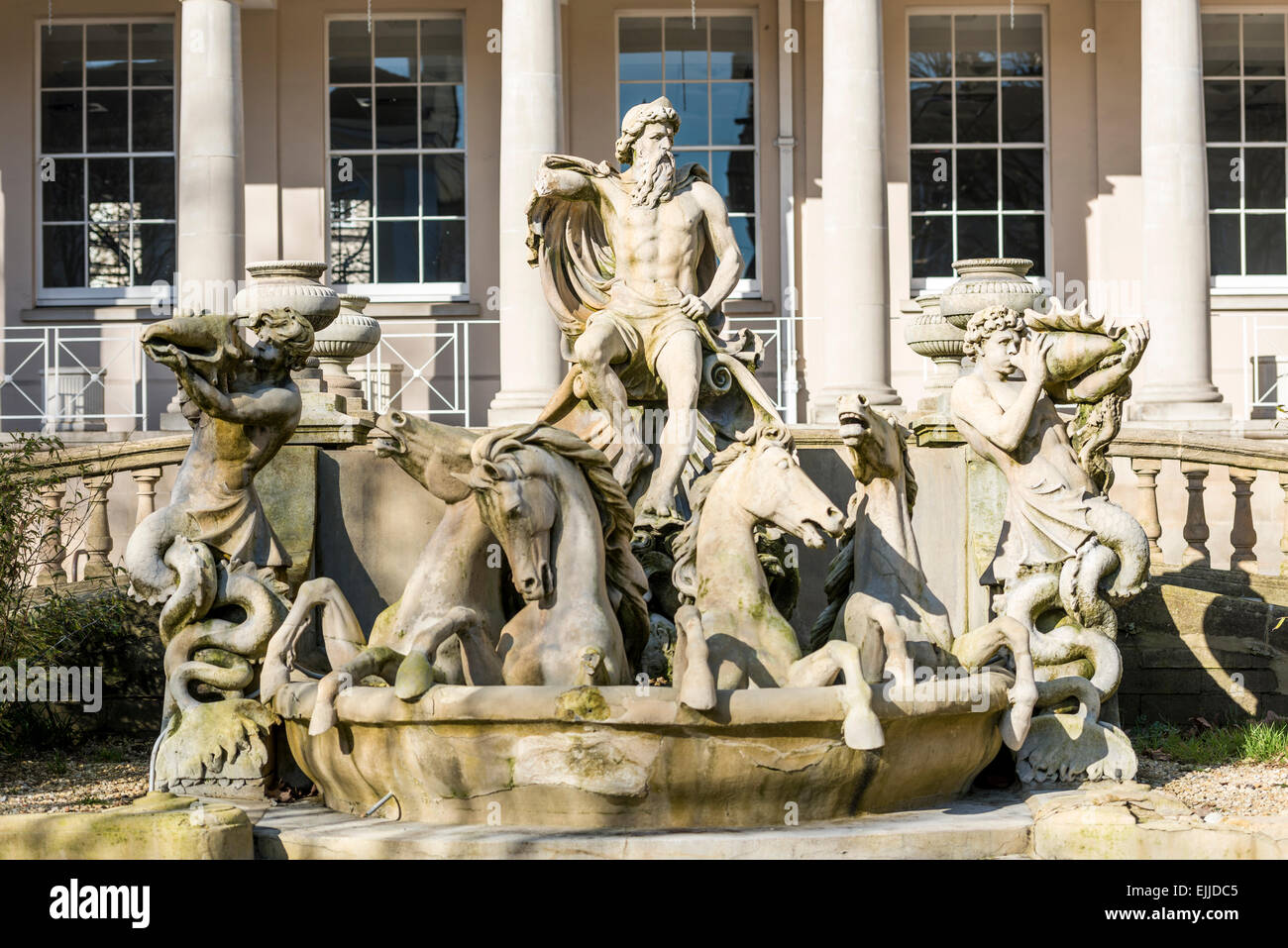 La fontaine de Neptune à Cheltenham est un point de repère local sur le modèle de la fontaine de Trevi à Rome montrant dieu de la mer Neptune et les chevaux Banque D'Images