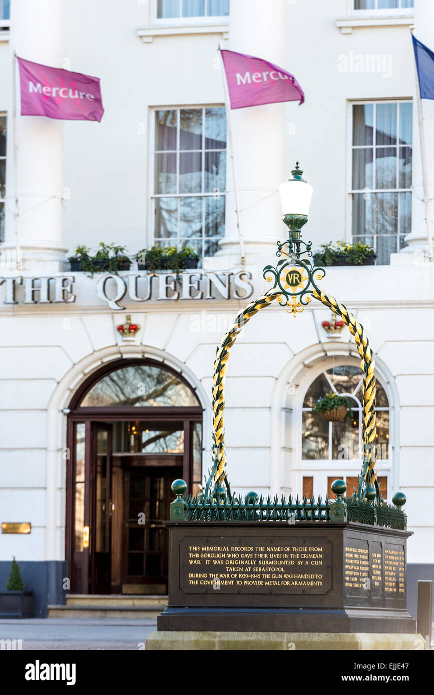 Le Queen's Hotel est un bâtiment historique à Cheltenham, Gloucestershire, Royaume-Uni et maintenant propriété de Mercure Banque D'Images