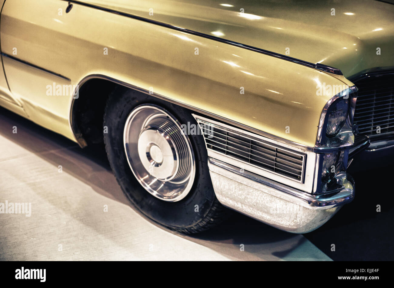 Détail de l'angle d'angle d'une vieille voiture classique avec filtre vintage Banque D'Images