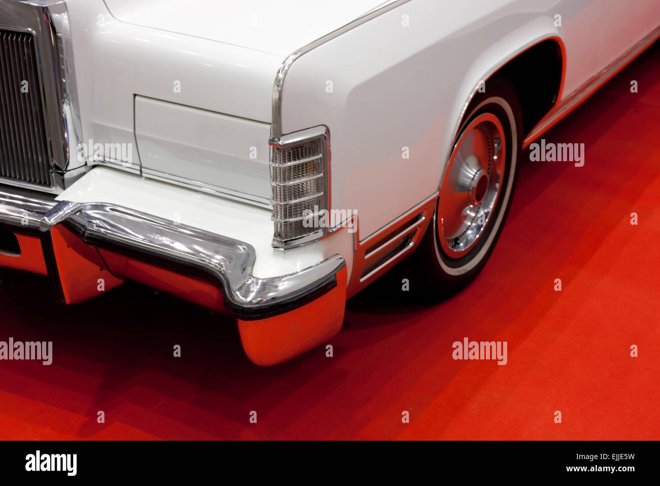 Détail de l'angle d'angle d'une vieille limousine classique blanc sur tapis rouge Banque D'Images