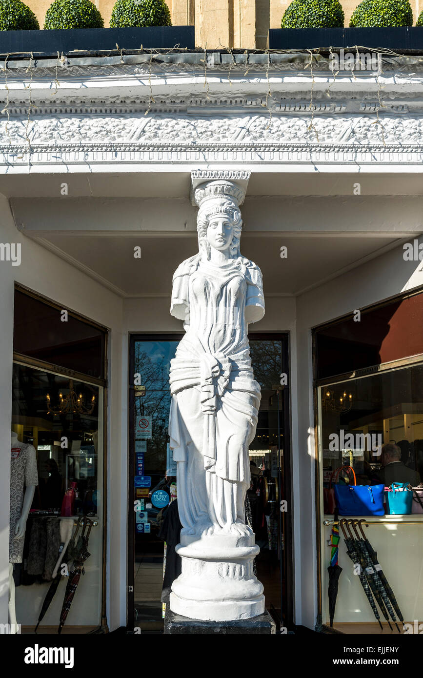 Les Cariatides sont sculptés des colonnes comme chauffeuses mesdames qui appuient les façades de boutiques à Montpellier à pied, Cheltenham, UK Banque D'Images