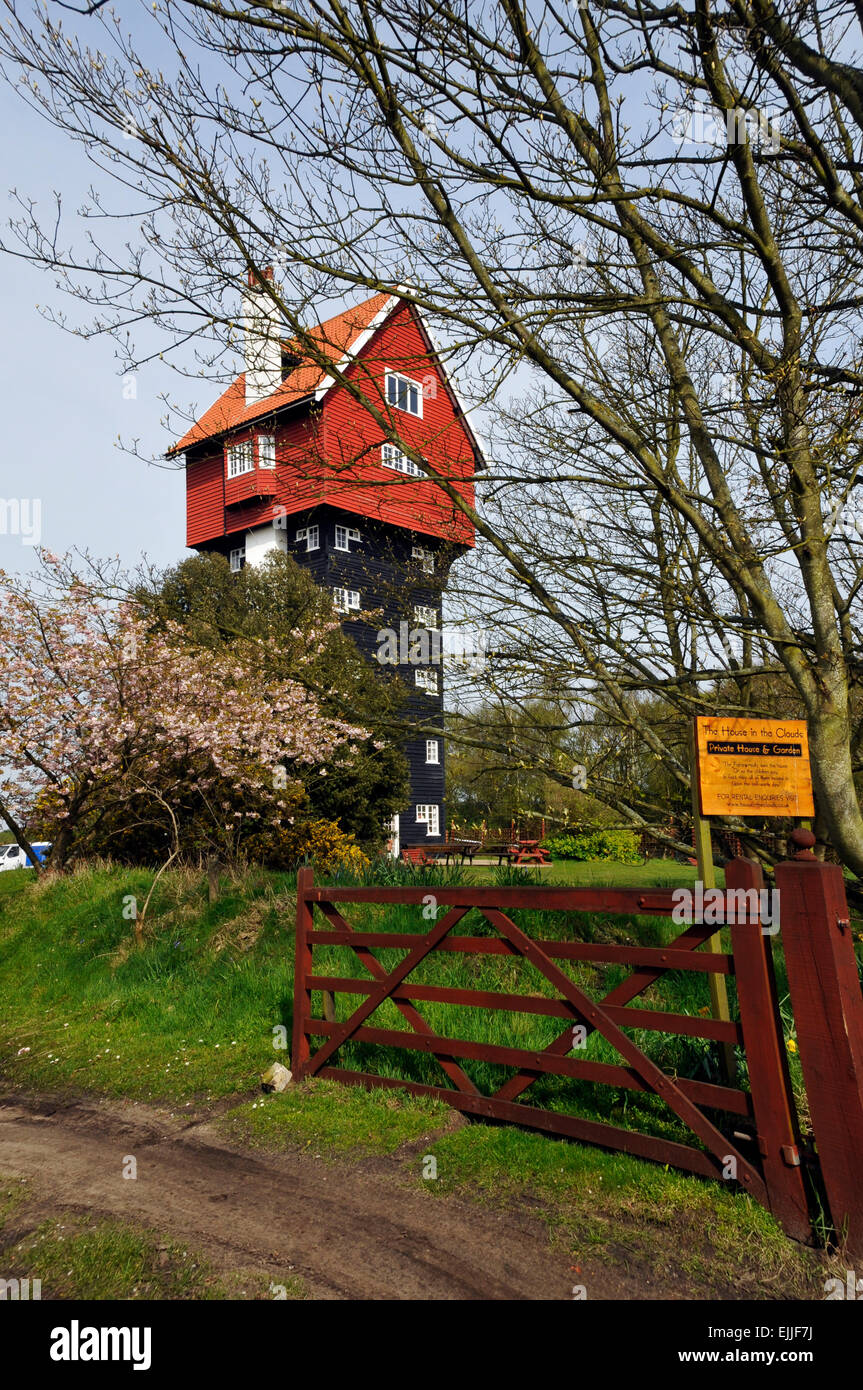 Ancien Chateau D Eau Transforme La Maison Dans Les Nuages Aldeburgh Suffolk England Gb Royaume Uni Europe Photo Stock Alamy