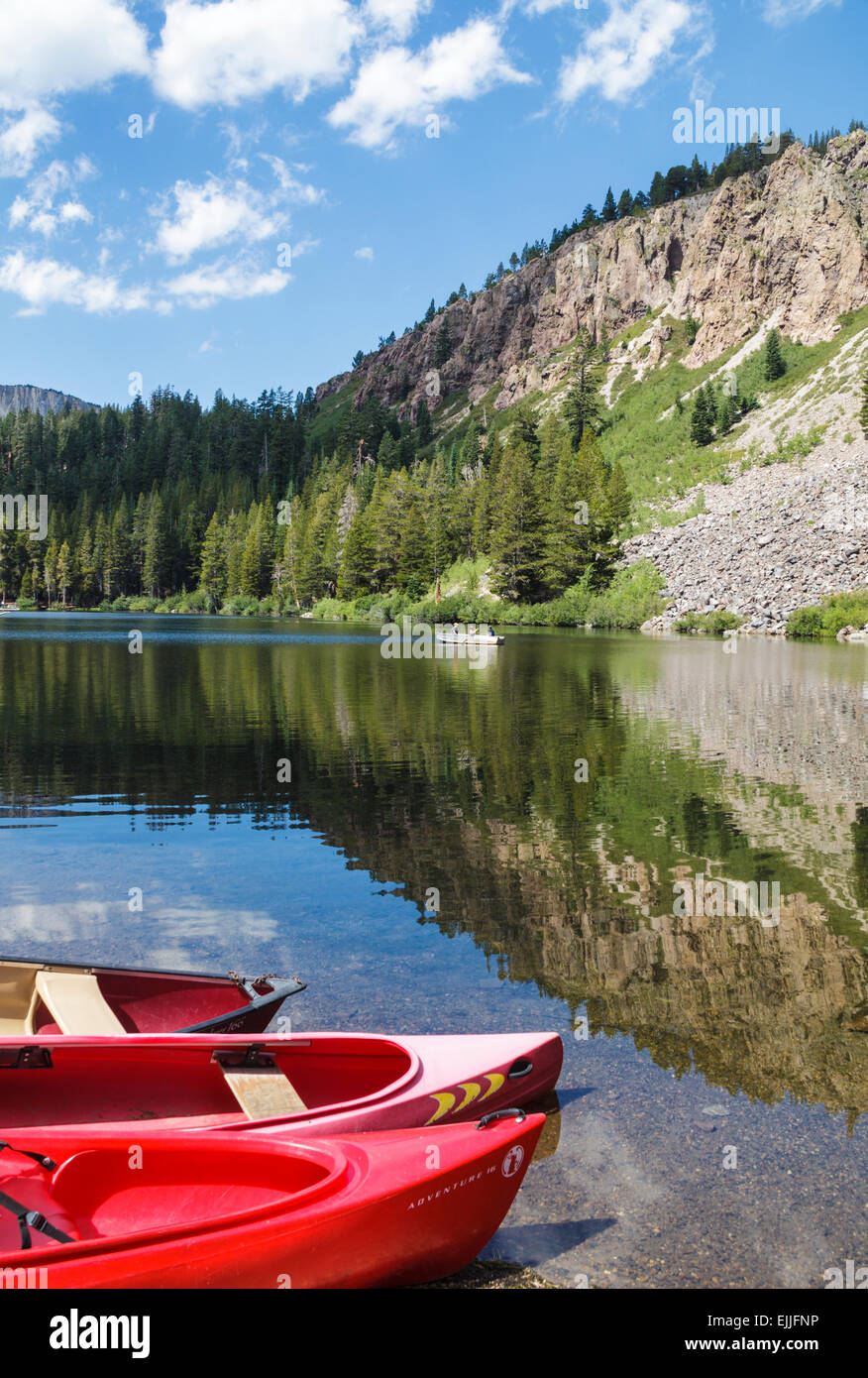 Canoës à Twin Lakes dans la région de Mammoth Lakes Basin Banque D'Images