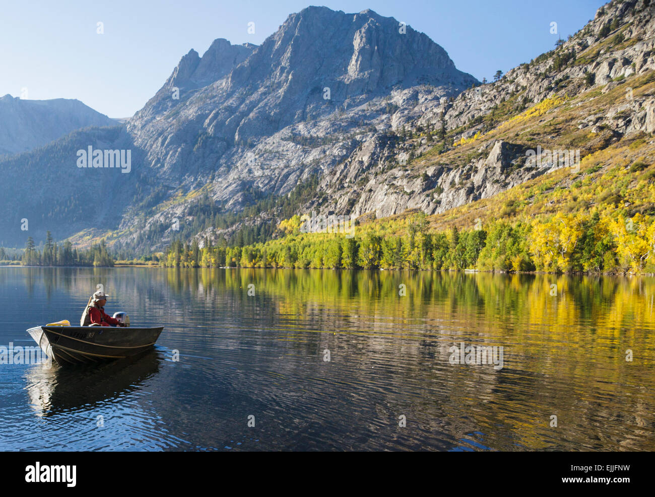 Pêcheur dans Silver Lake en juin Lake, en Californie à l'automne Banque D'Images