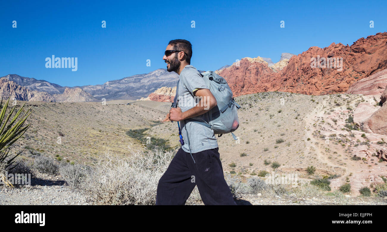 Randonneur avec le matériel d'escalade de roche au Red Rock Canyon National Conservation Area près de Las Vegas Banque D'Images