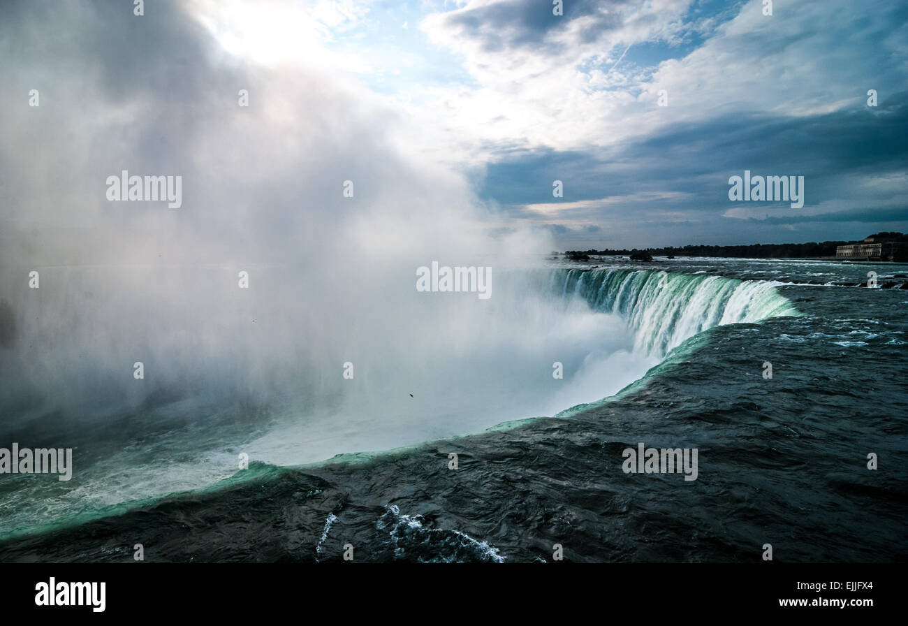 Se mouiller à Niagara Falls à la fin d'octobre. Banque D'Images