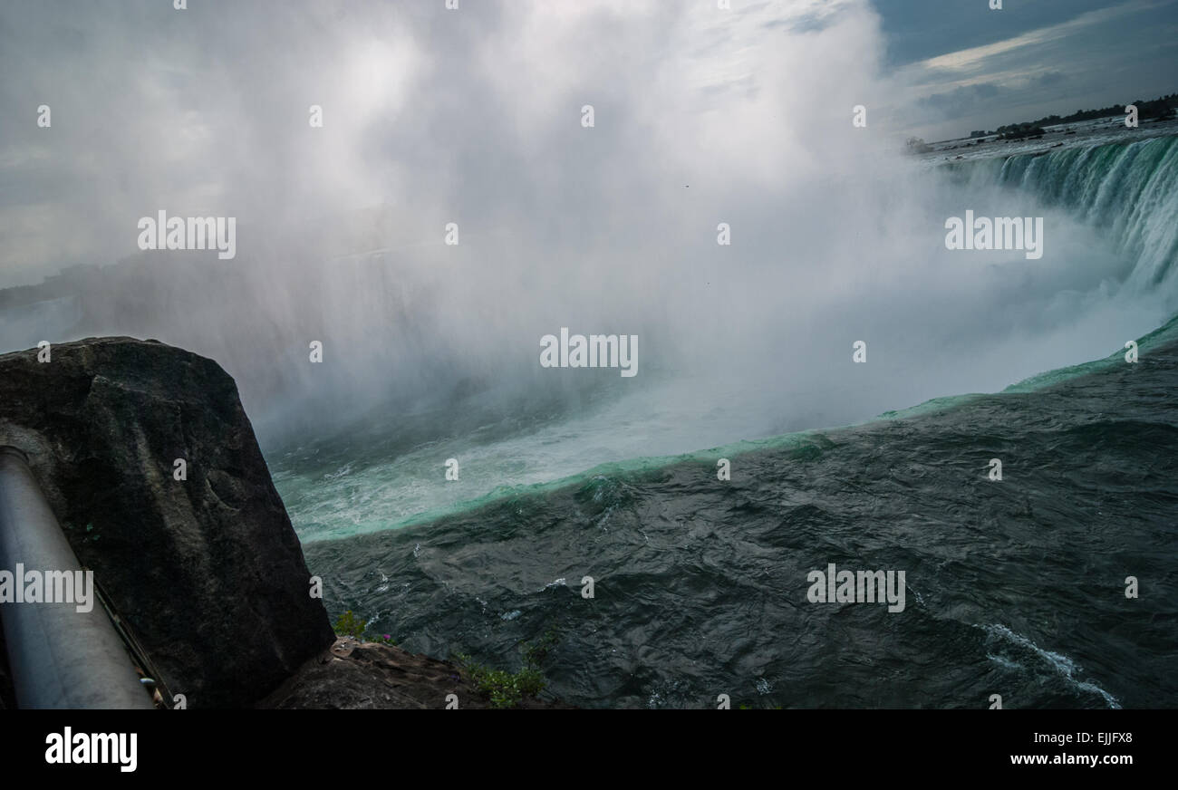 Se mouiller à Niagara Falls à la fin d'octobre. Banque D'Images