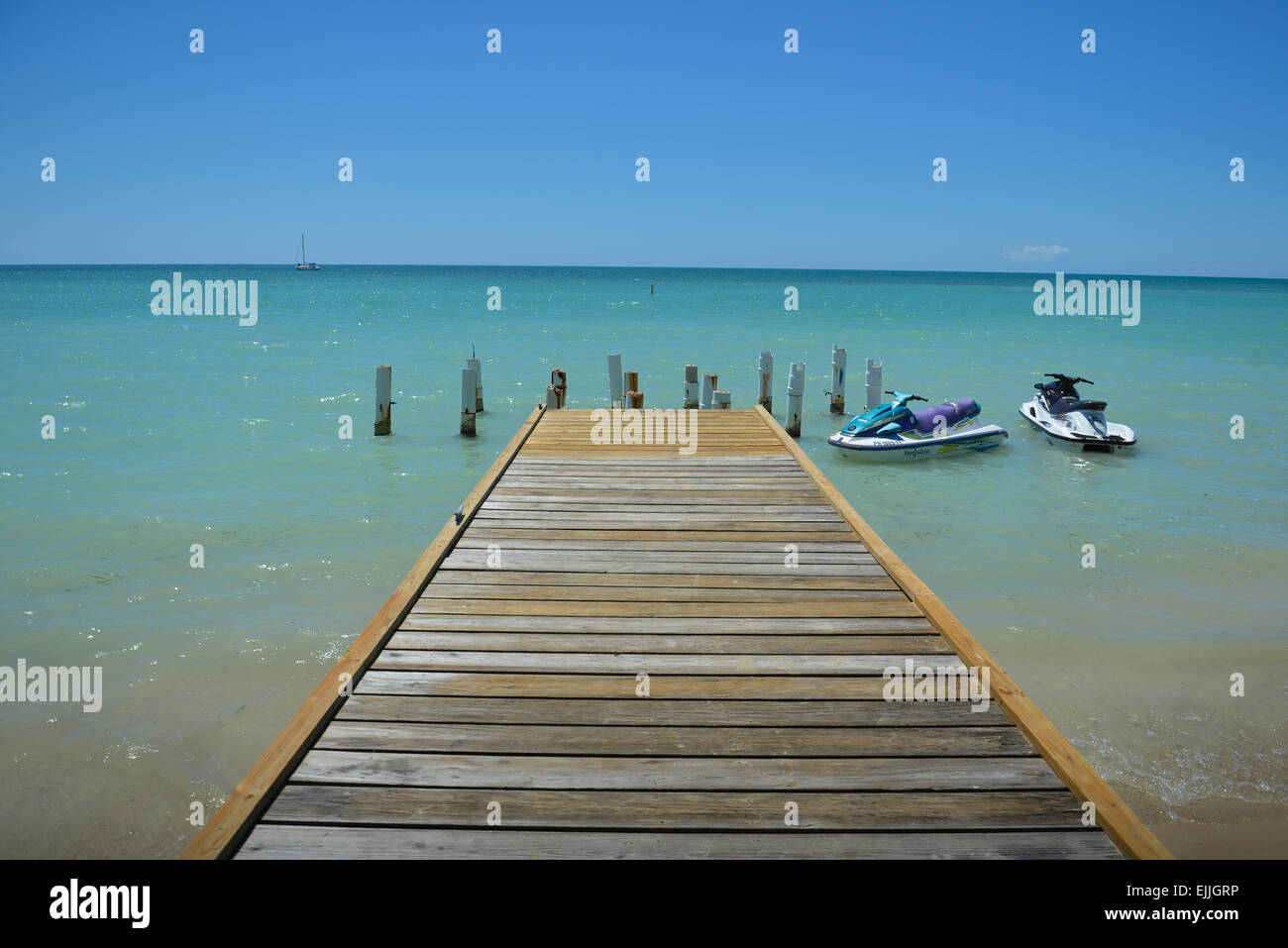 Jetée en bois avec deux jet ski stationné à El Combate beach, Cabo Rojo. Puerto Rico. Le territoire américain. L'île des Caraïbes. Banque D'Images