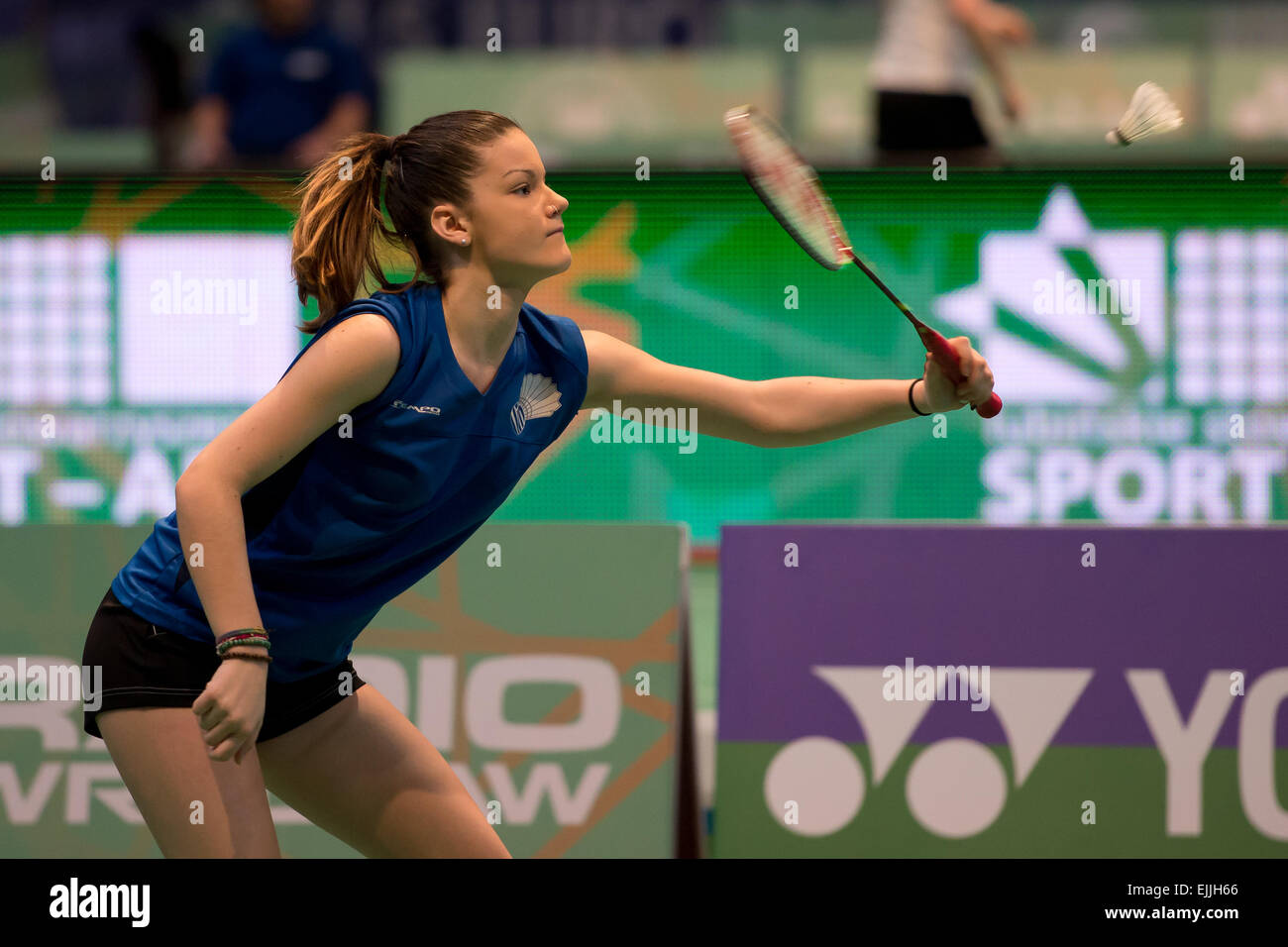 Lubin, Pologne. Mar 27, 2015. Tournoi de badminton en équipe lors des Championnats d'Europe Junior 2015. Match entre la Grèce - Finlande. Dans Rougliou Maria-Eleni action Credit : Piotr Dziurman/Alamy Live News Banque D'Images