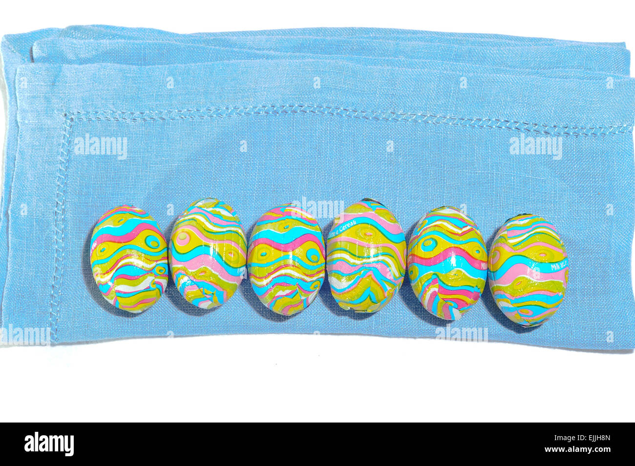 Chocolat déjoué les oeufs de Pâques colorés Banque D'Images