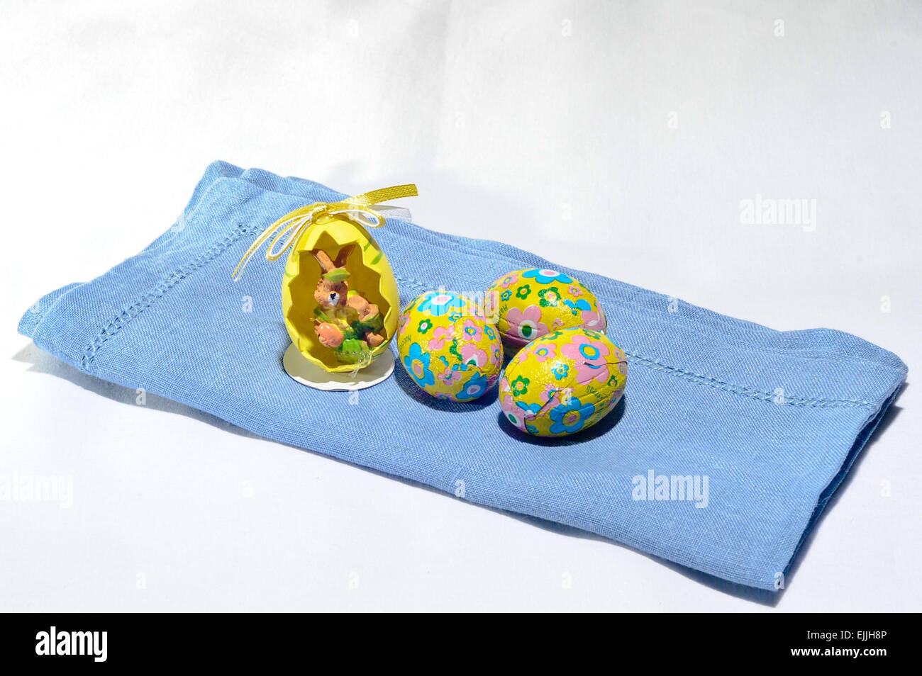 Chocolat déjoué les oeufs de Pâques colorés avec Lapin de Pâques Banque D'Images