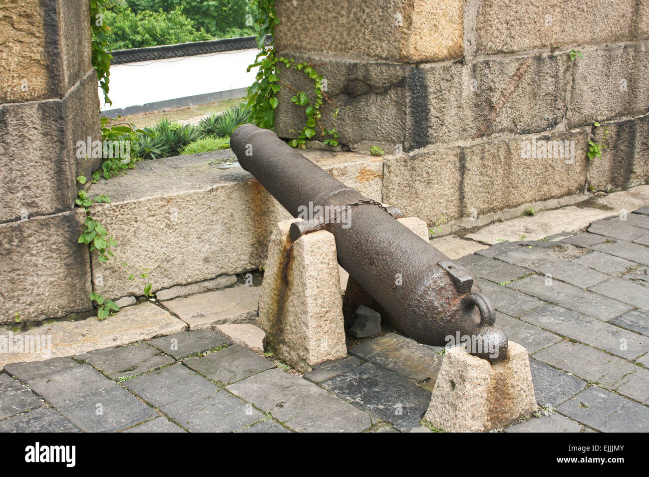 Armes à feu antiques sur le mur de la forteresse Banque D'Images