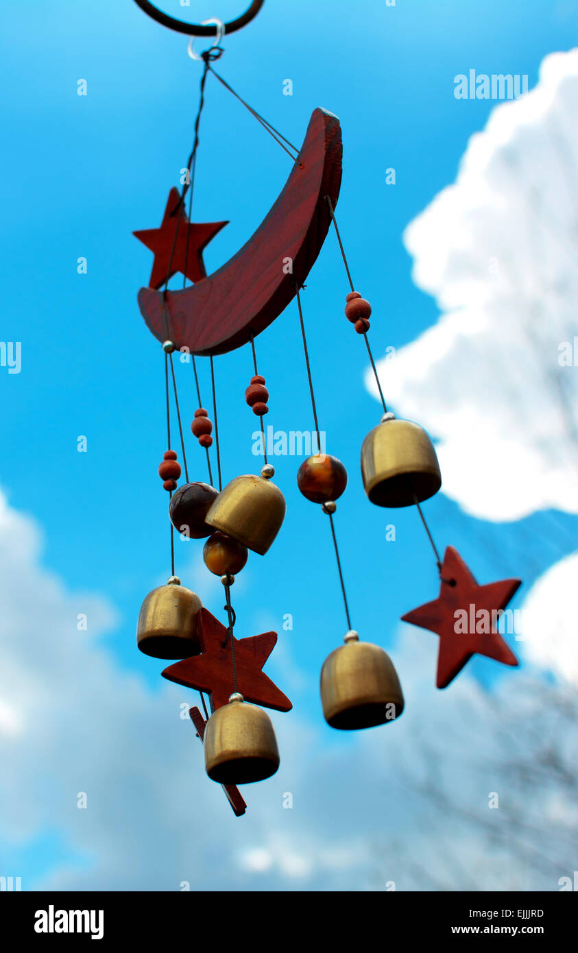 Lune et étoiles Wind Chimes avec fond de ciel bleu. Banque D'Images