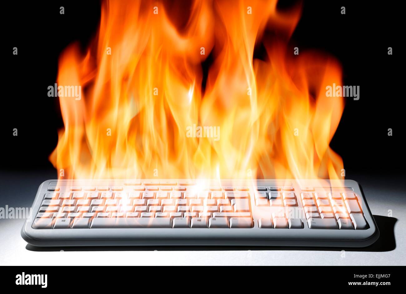 Clavier de l'ordinateur en flammes, de l'informatique, de l'oeuvre Photo  Stock - Alamy