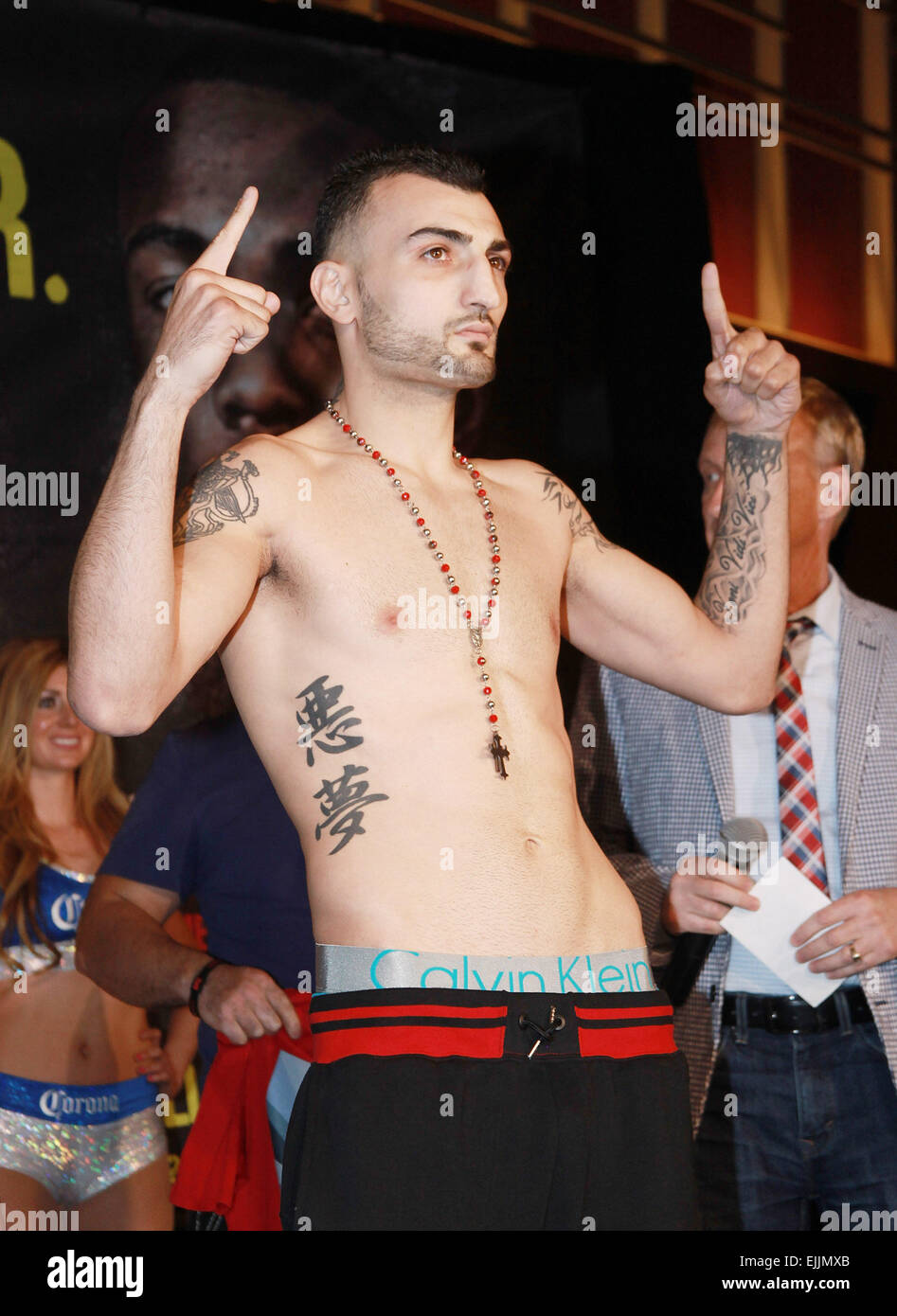 Las Vegas, Nevada, USA. Mar 27, 2015. Les ailettes Martirosyan boxeur à la pesée le 27 mars 2015 pour son superwelterweight bout au Pearl à l'intérieur de Palms Casino Resort à Las Vegas au Nevada. Crédit : Marcel Thomas/ZUMA/Alamy Fil Live News Banque D'Images