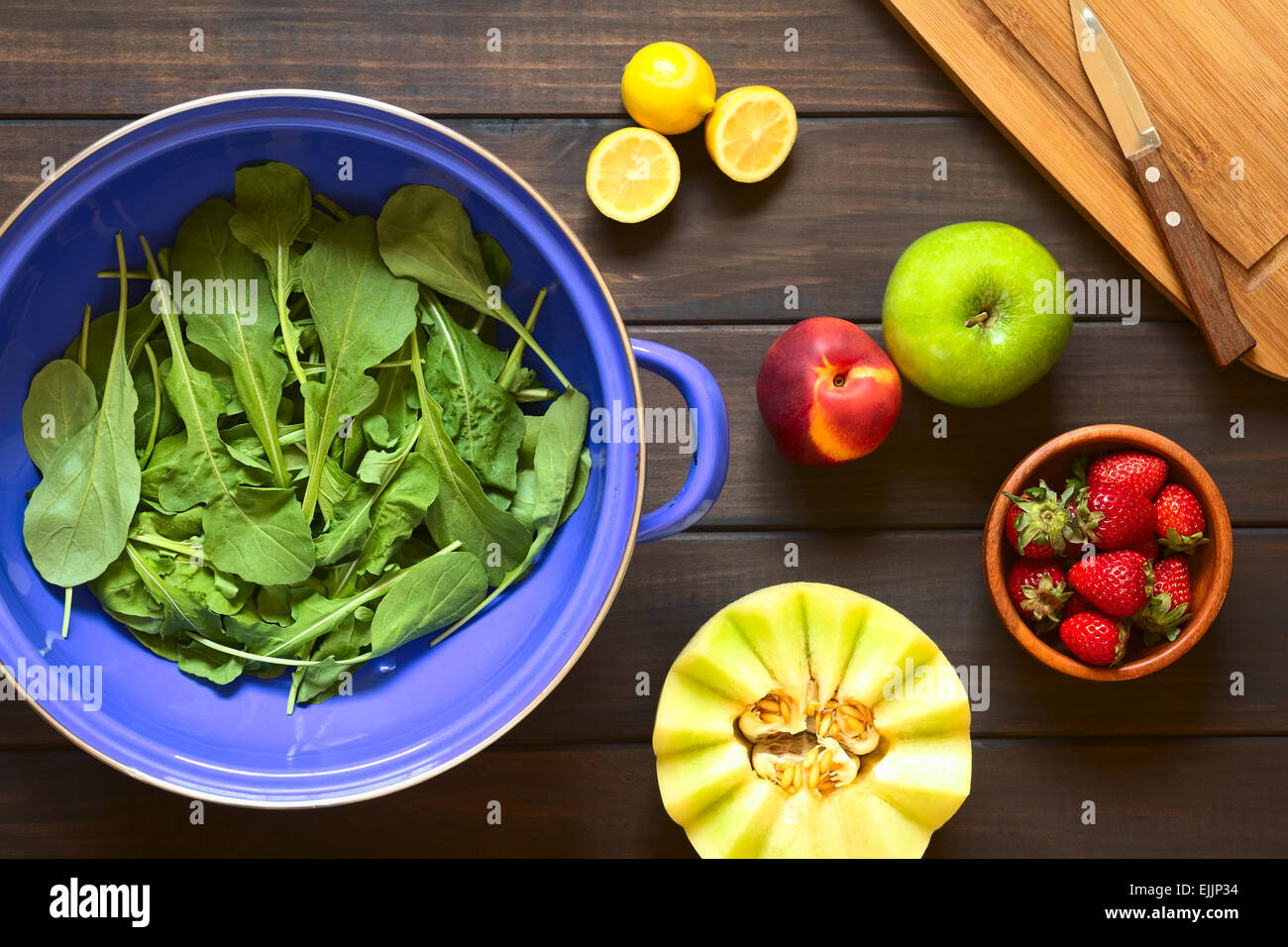 Coup de frais généraux de rucola (lat. Eruca sativa) feuilles en métal bleu avec fruits frais crépine Banque D'Images