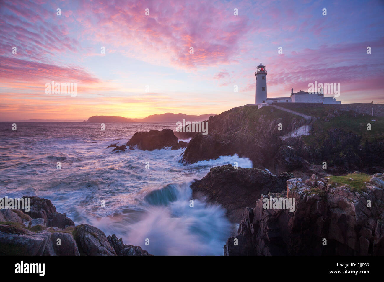 Aube sur Fanad Head Lighthouse, Fanad Head, comté de Donegal, Irlande. Banque D'Images