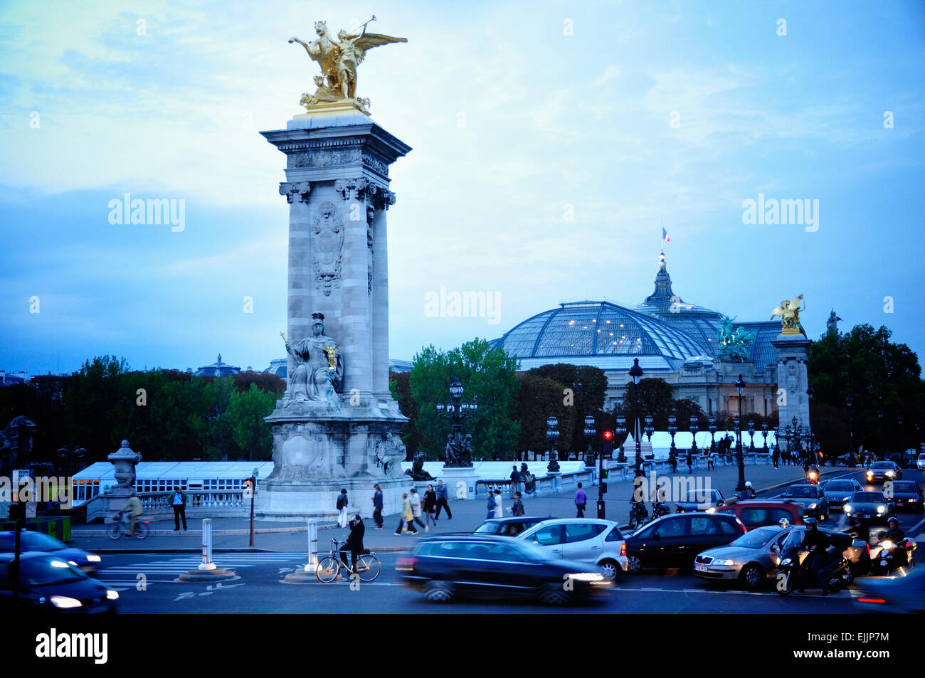 Pont Alexandre III, Paris. Grand Palais à l'arrière-plan Banque D'Images