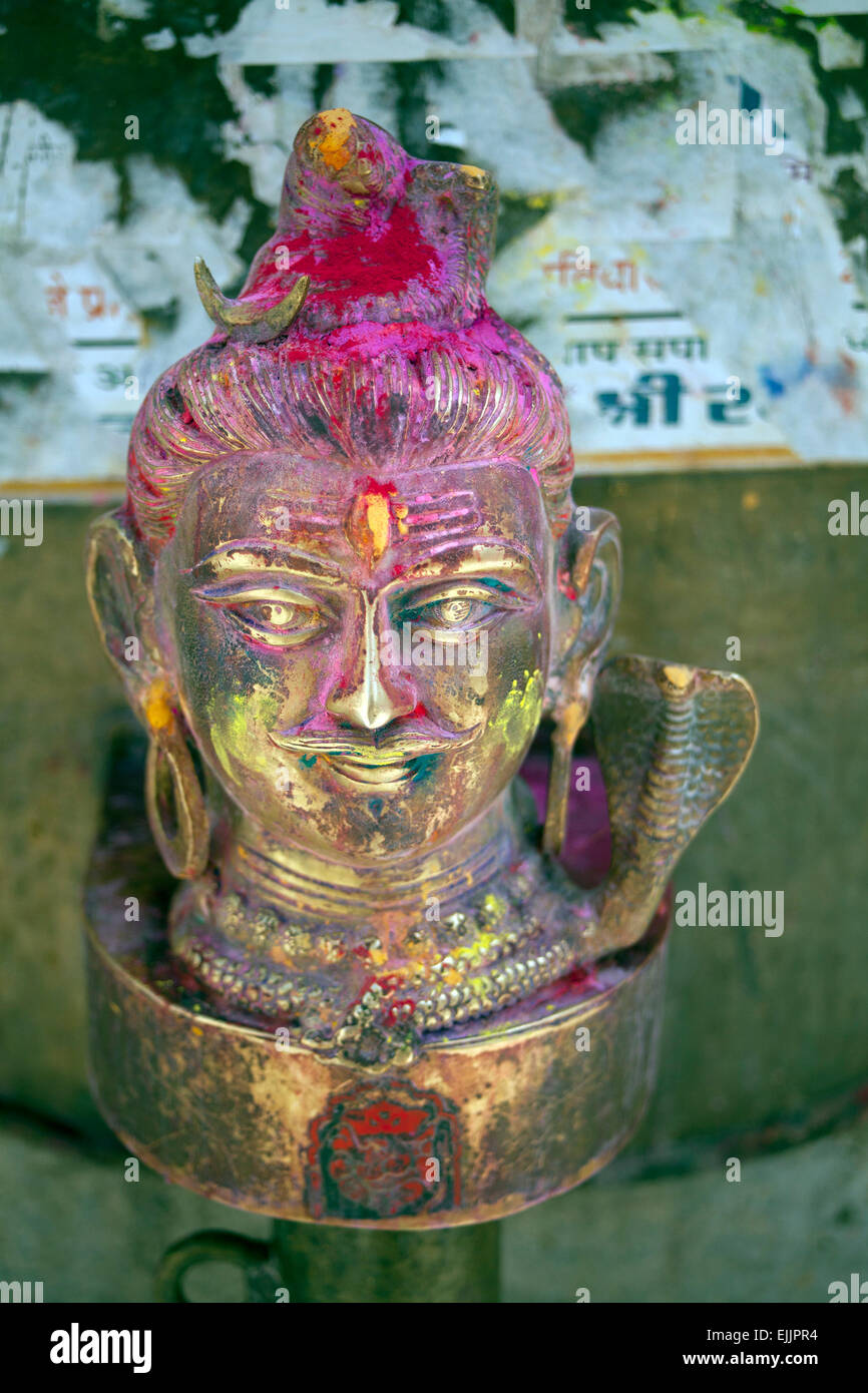 Tête buste en laiton avec la peinture de festival Holi Jagdish Temple Udaipur Inde Banque D'Images